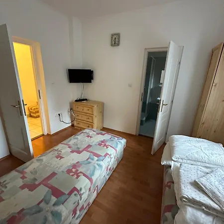 Hatso Udvar Kucko Kunfeherto